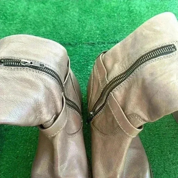 Frye - Picture 4 of 8